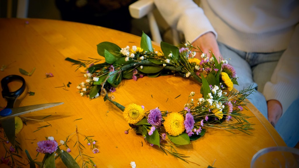How to host a DIY flower crown&nbsp;workshop